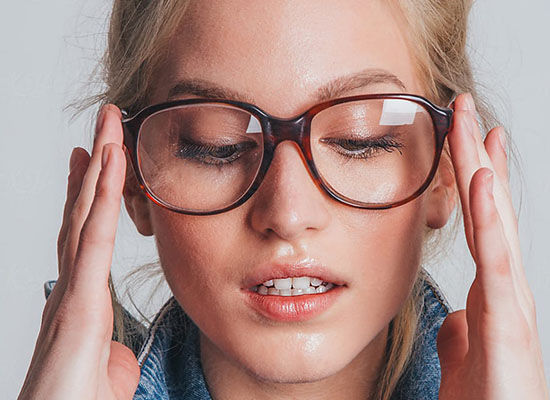 Cách đeo kính không bị tuột hiệu quả 100% và những lưu ý khi mua kính